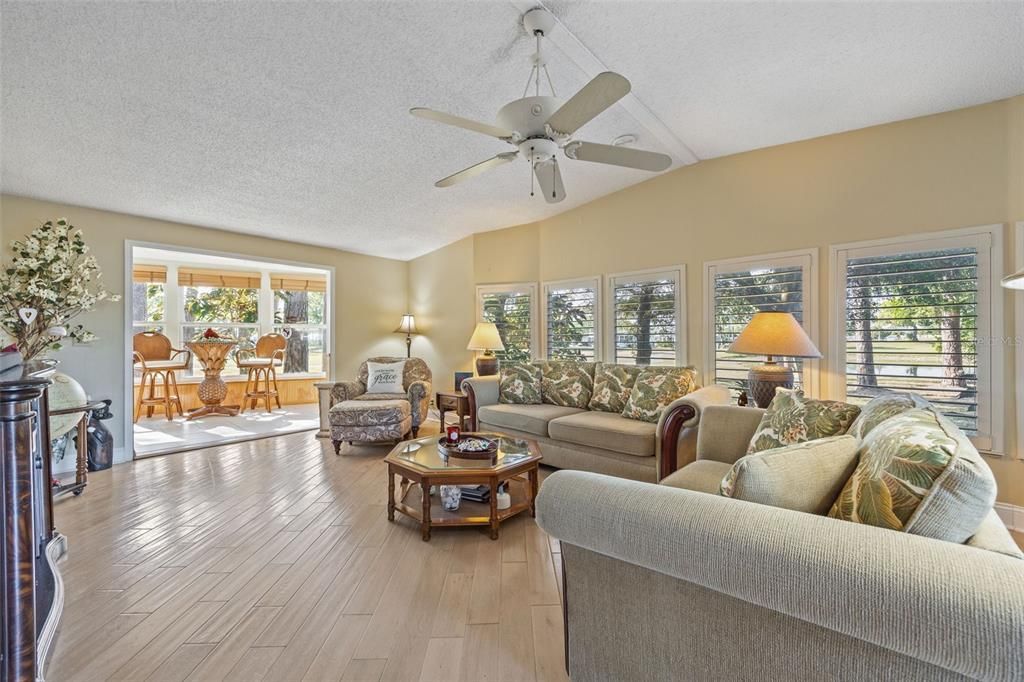 На продажу: $285,000 (2 спален, 2 ванн, 2053 Квадратных фут)