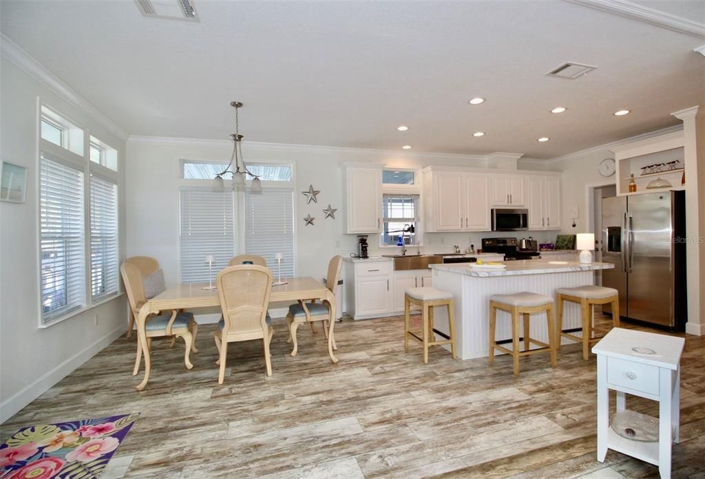 For Sale: $299,900 (2 beds, 2 baths, 1296 Square Feet)