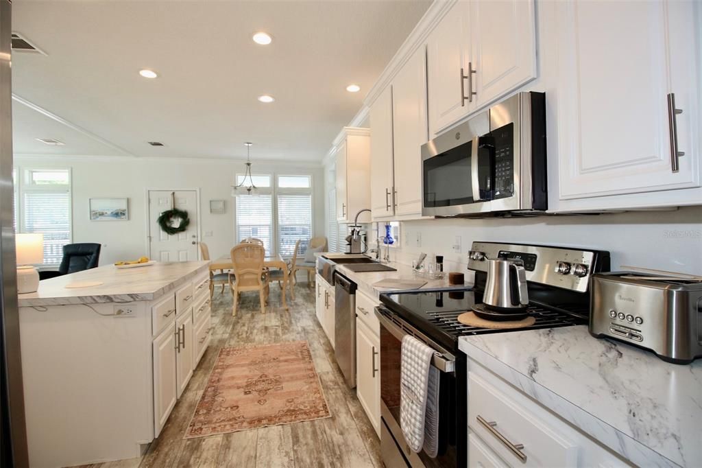 For Sale: $299,900 (2 beds, 2 baths, 1296 Square Feet)