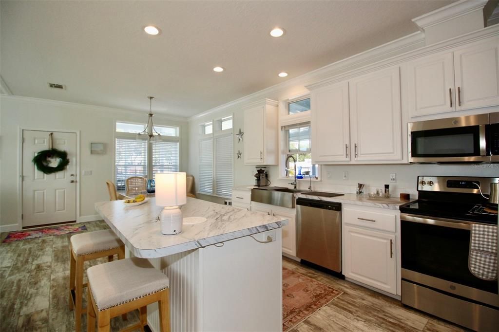 For Sale: $299,900 (2 beds, 2 baths, 1296 Square Feet)