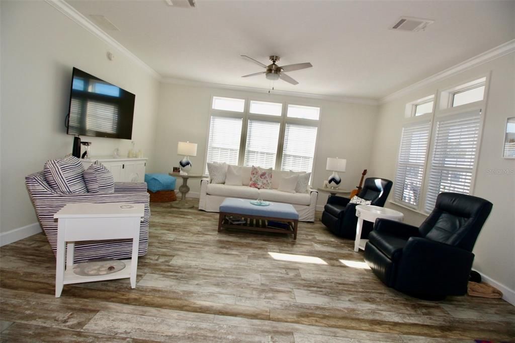 For Sale: $299,900 (2 beds, 2 baths, 1296 Square Feet)