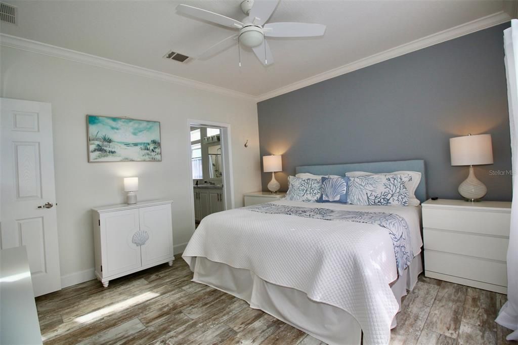 For Sale: $299,900 (2 beds, 2 baths, 1296 Square Feet)