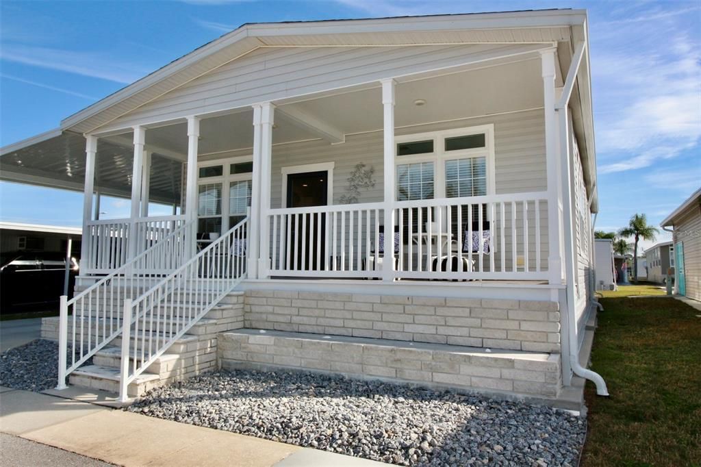 For Sale: $299,900 (2 beds, 2 baths, 1296 Square Feet)