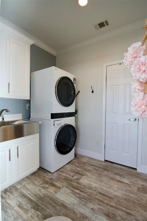 For Sale: $299,900 (2 beds, 2 baths, 1296 Square Feet)