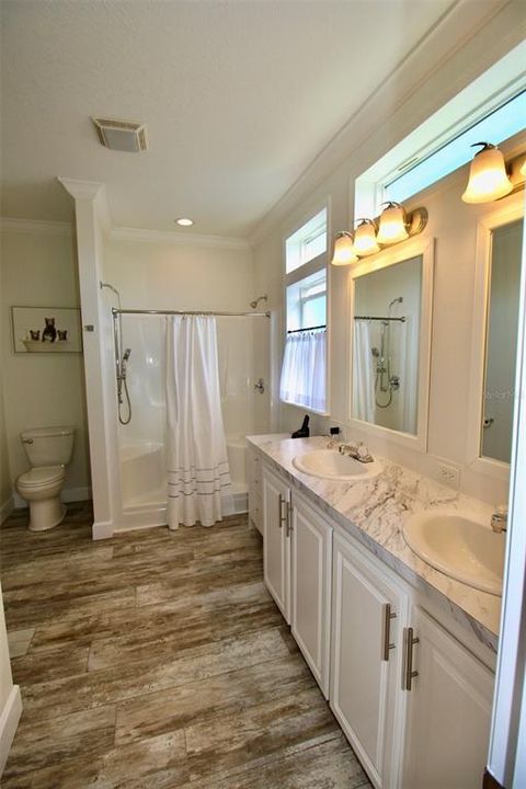 For Sale: $299,900 (2 beds, 2 baths, 1296 Square Feet)