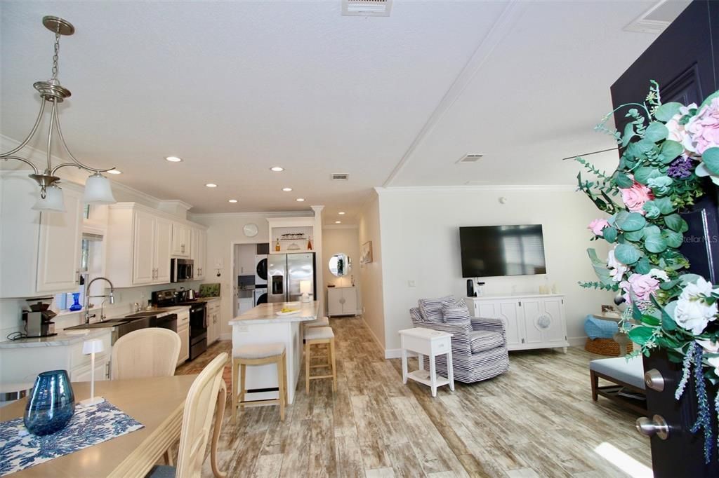 For Sale: $299,900 (2 beds, 2 baths, 1296 Square Feet)