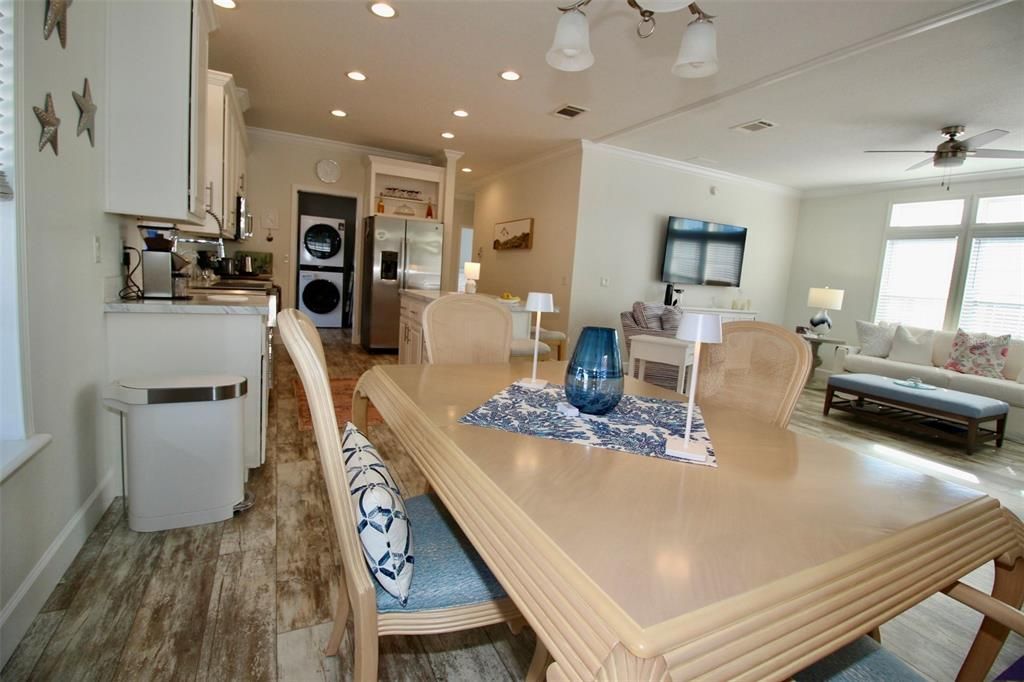 For Sale: $299,900 (2 beds, 2 baths, 1296 Square Feet)