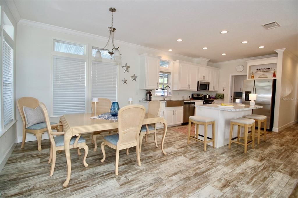 For Sale: $299,900 (2 beds, 2 baths, 1296 Square Feet)