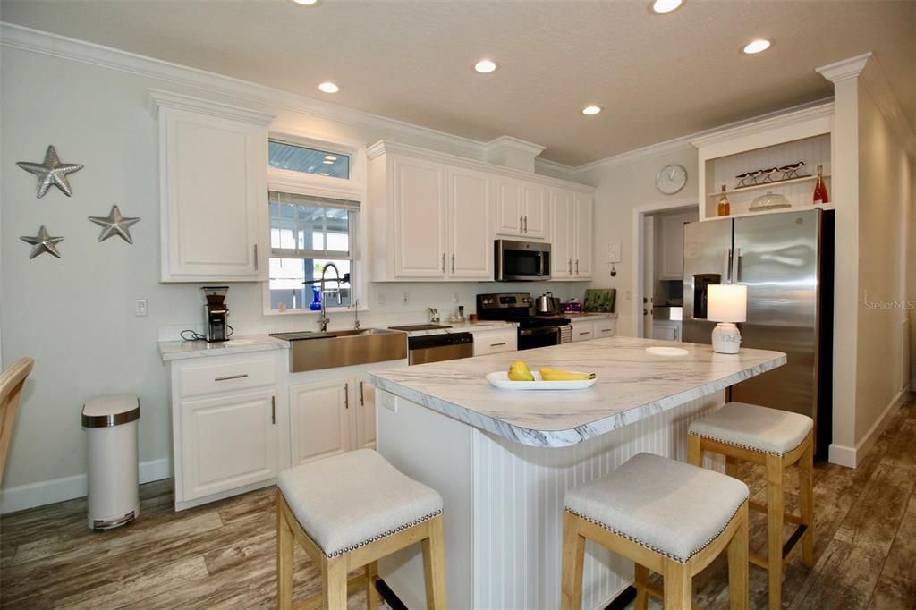 For Sale: $299,900 (2 beds, 2 baths, 1296 Square Feet)