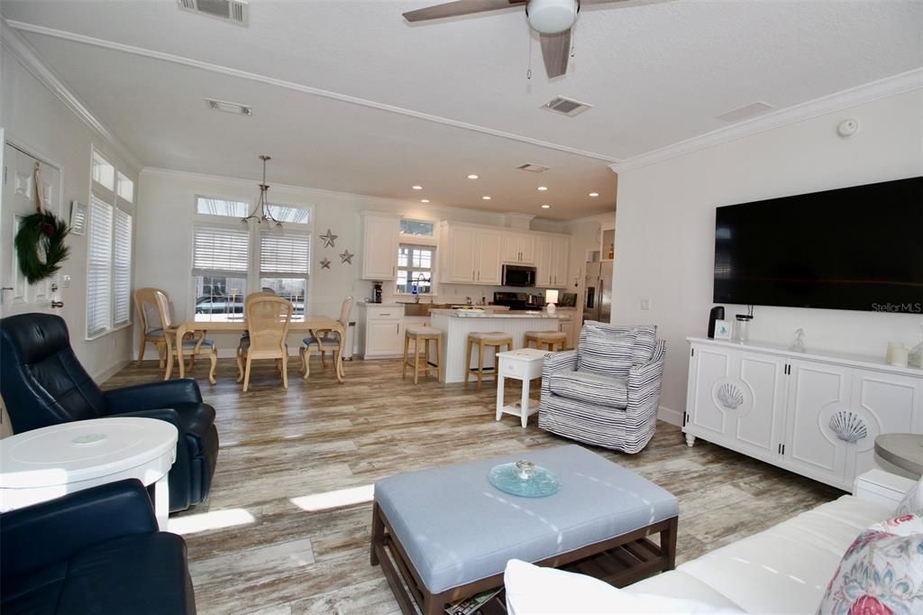 For Sale: $299,900 (2 beds, 2 baths, 1296 Square Feet)