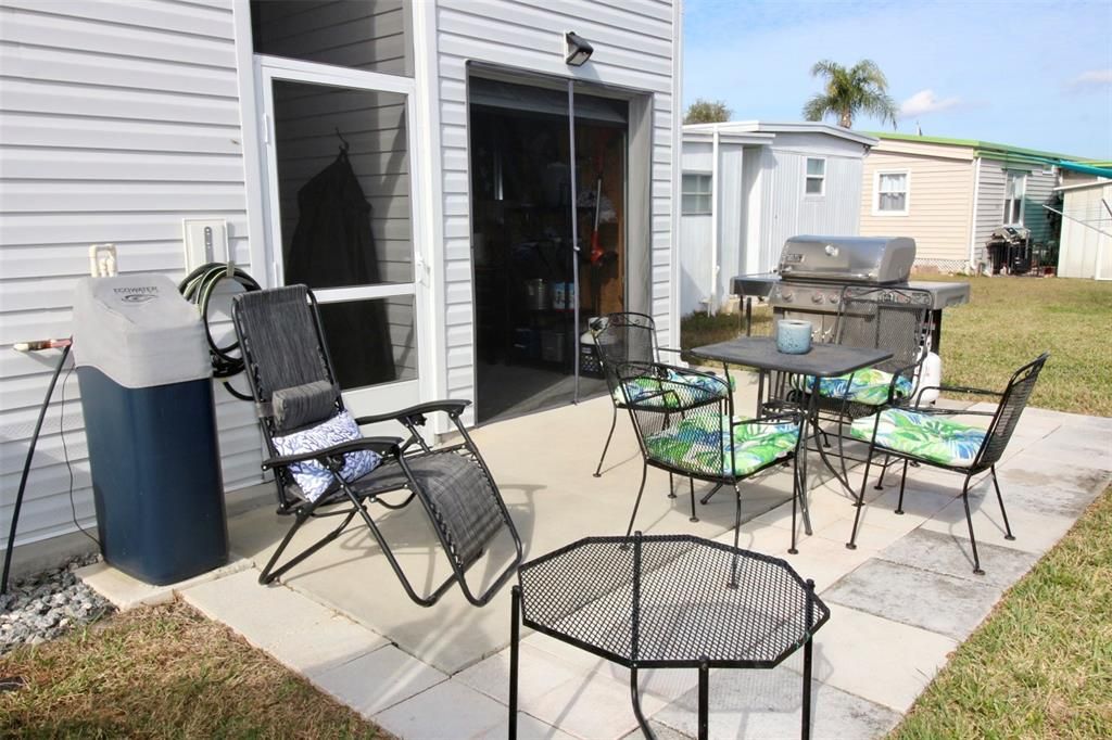 For Sale: $299,900 (2 beds, 2 baths, 1296 Square Feet)