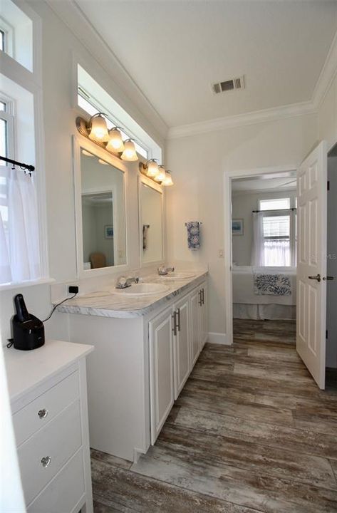 For Sale: $299,900 (2 beds, 2 baths, 1296 Square Feet)