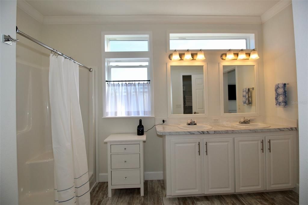 For Sale: $299,900 (2 beds, 2 baths, 1296 Square Feet)