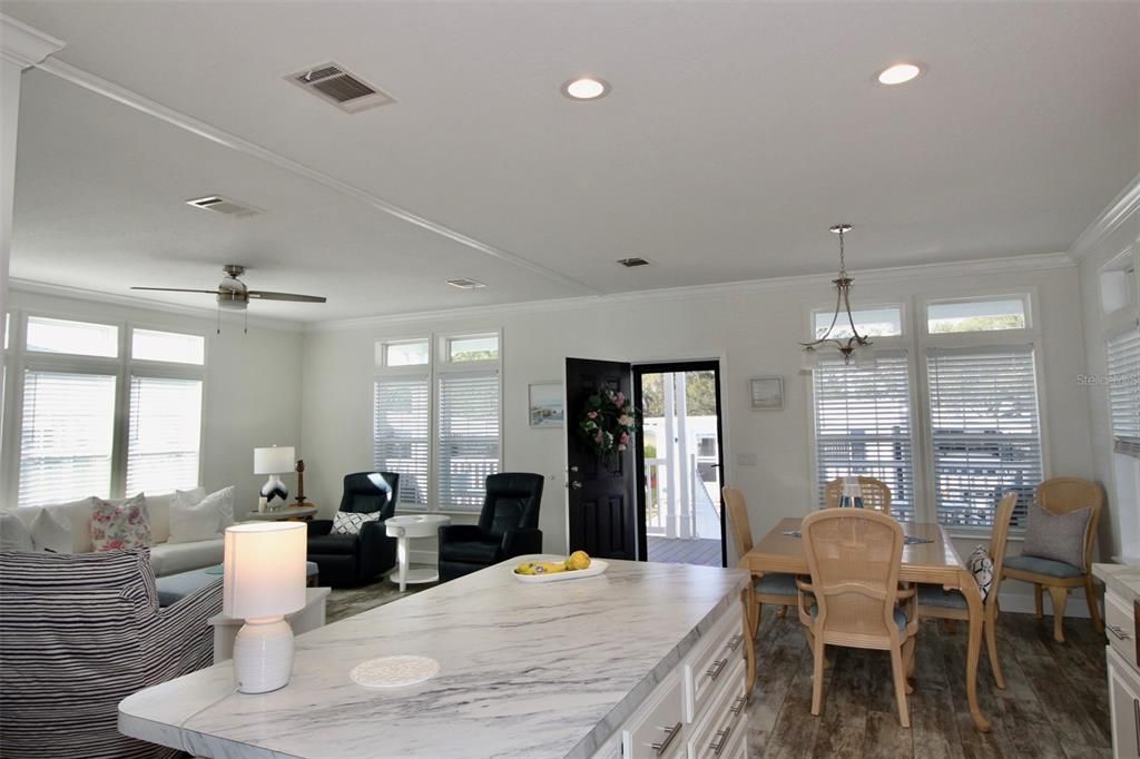 For Sale: $299,900 (2 beds, 2 baths, 1296 Square Feet)