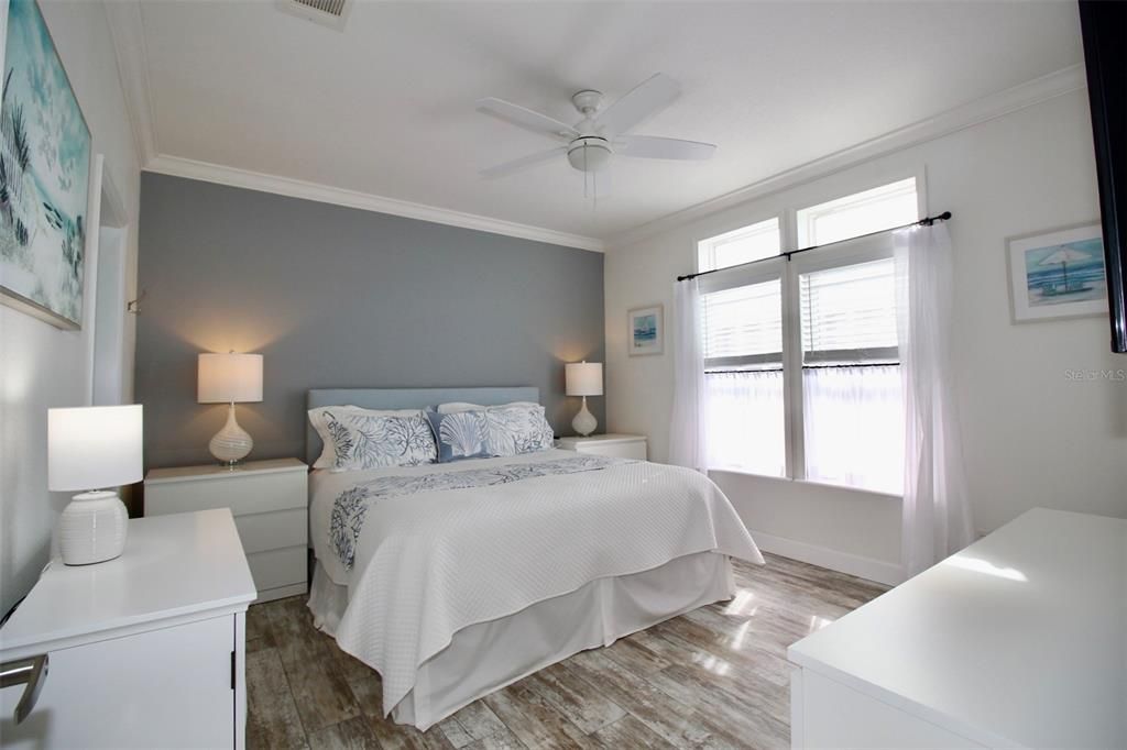 For Sale: $299,900 (2 beds, 2 baths, 1296 Square Feet)