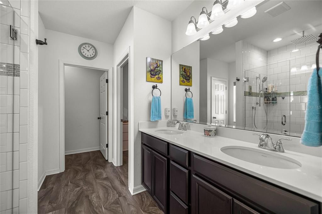 En Venta: $475,000 (4 camas, 2 baños, 2100 Pies cuadrados)