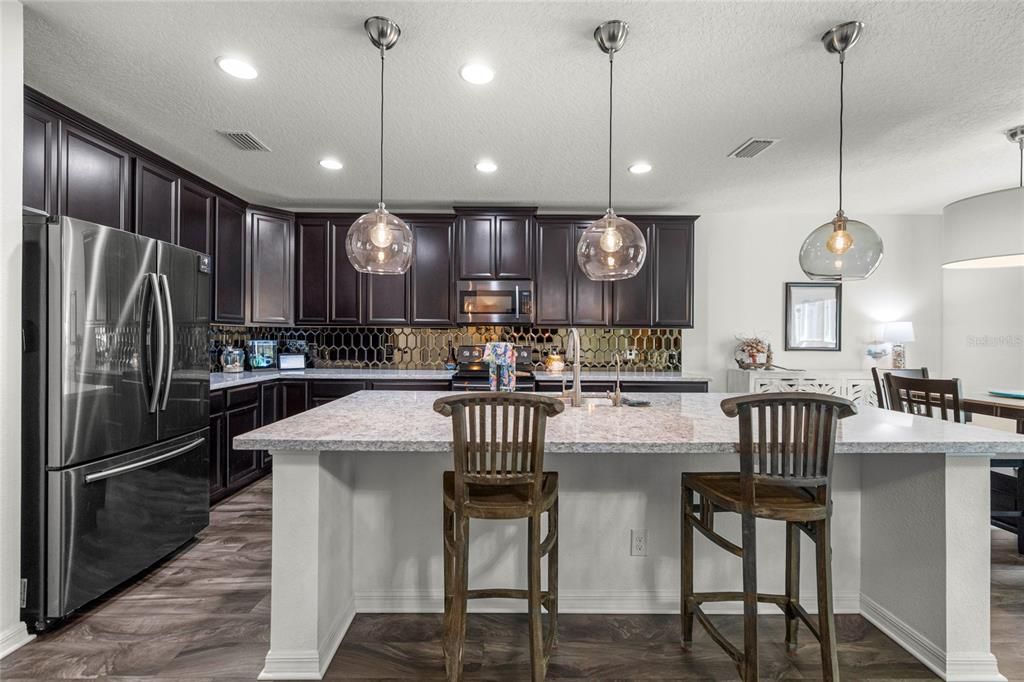 En Venta: $475,000 (4 camas, 2 baños, 2100 Pies cuadrados)