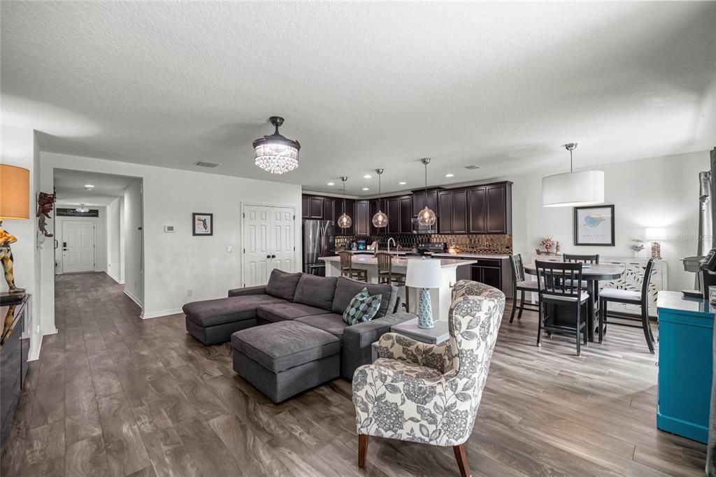 En Venta: $475,000 (4 camas, 2 baños, 2100 Pies cuadrados)