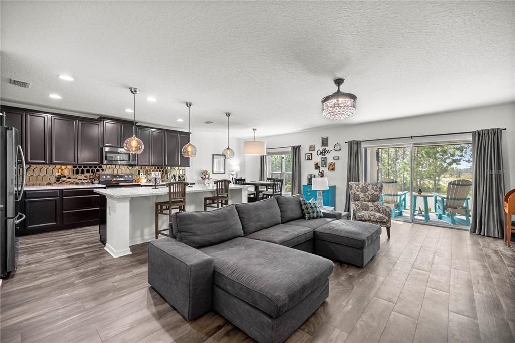 En Venta: $475,000 (4 camas, 2 baños, 2100 Pies cuadrados)