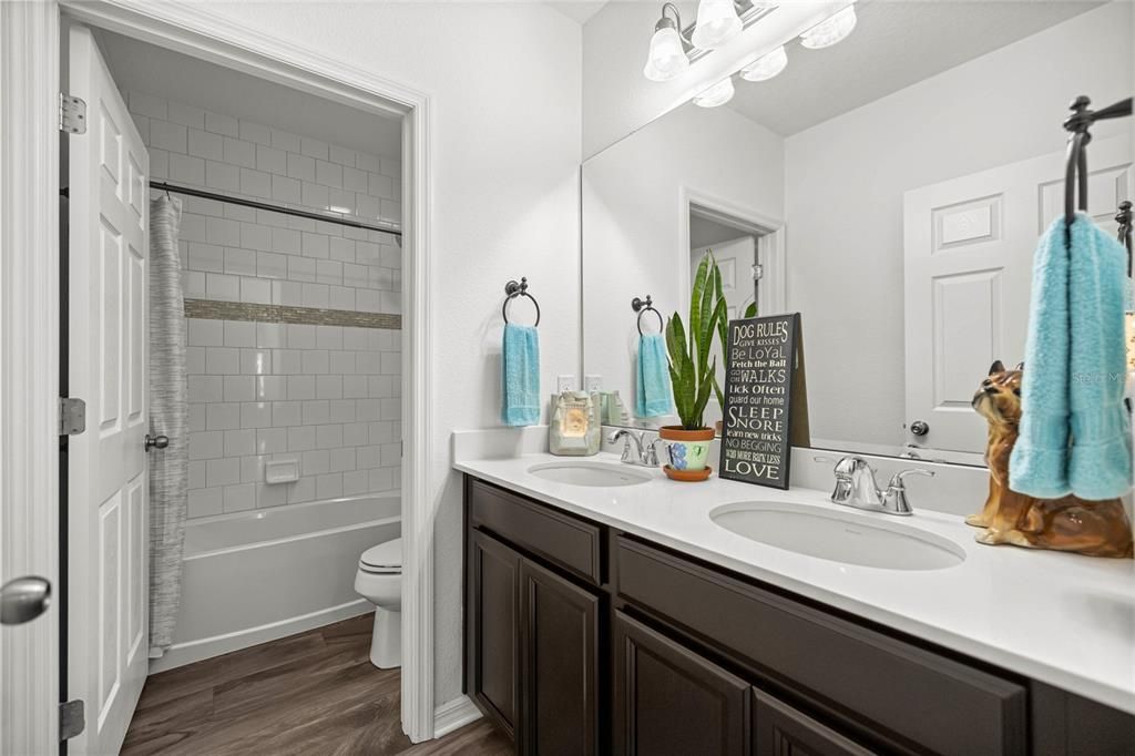 En Venta: $475,000 (4 camas, 2 baños, 2100 Pies cuadrados)