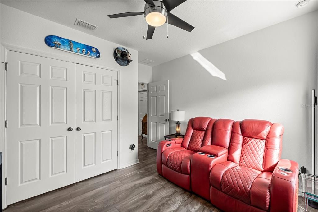 En Venta: $475,000 (4 camas, 2 baños, 2100 Pies cuadrados)