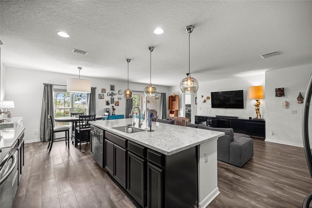 En Venta: $475,000 (4 camas, 2 baños, 2100 Pies cuadrados)