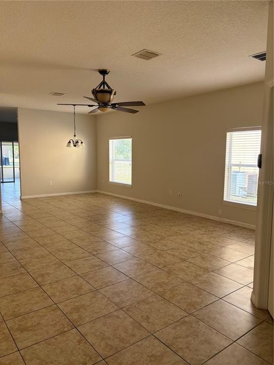 В аренду: $2,100 (4 спален, 2 ванн, 1725 Квадратных фут)