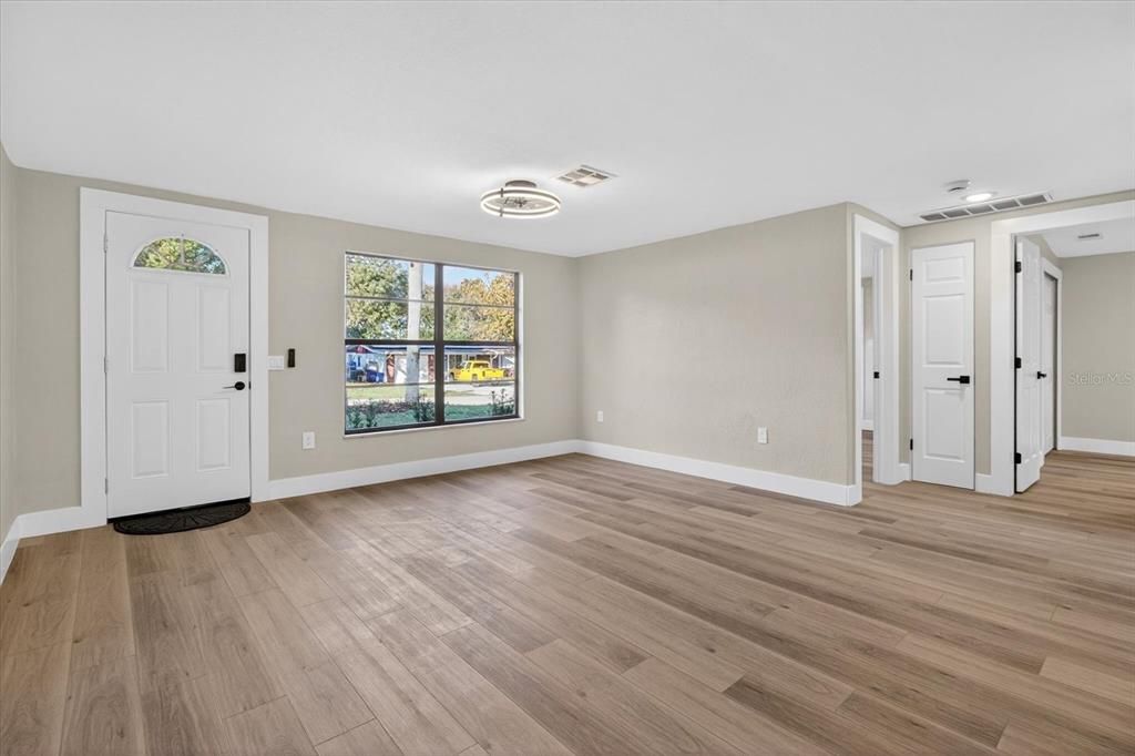 For Sale: $335,995 (5 beds, 2 baths, 1440 Square Feet)