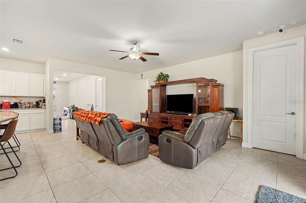 For Sale: $470,000 (4 beds, 3 baths, 2493 Square Feet)