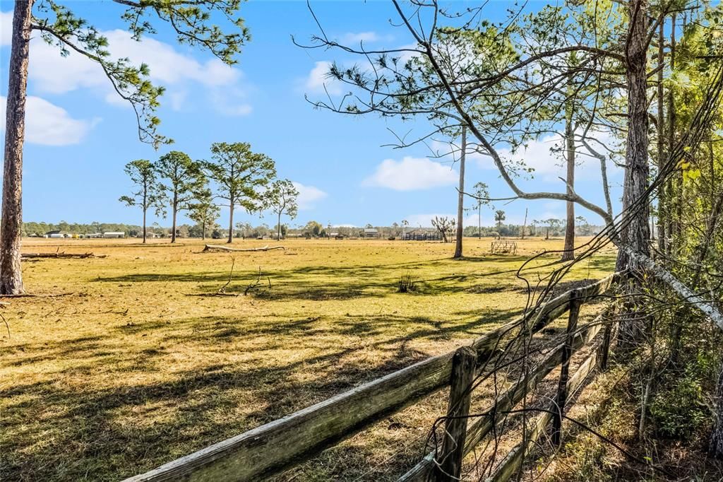 На продажу: $1,250,000 (61.38 acres)