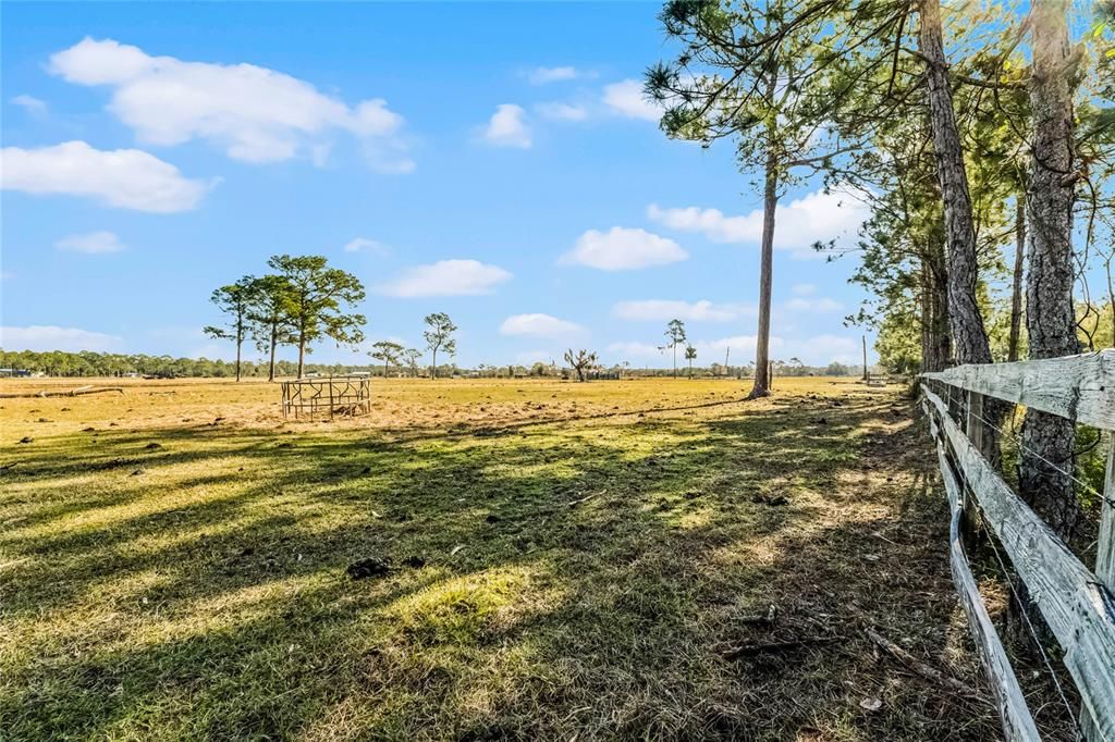 На продажу: $1,250,000 (61.38 acres)