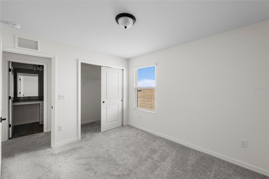 For Sale: $390,000 (5 beds, 3 baths, 2589 Square Feet)