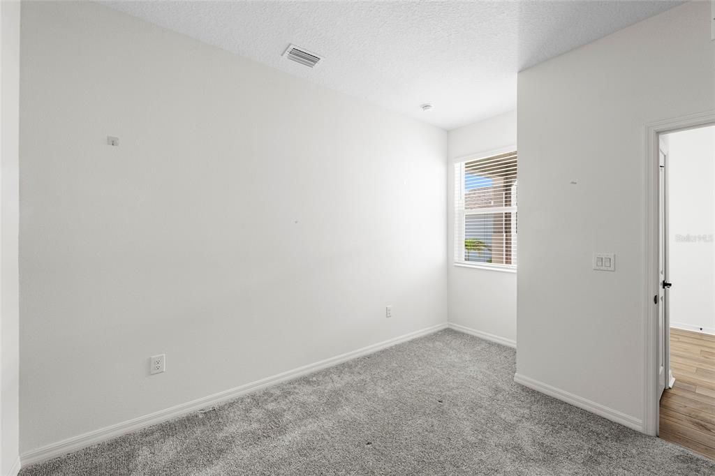 For Sale: $390,000 (5 beds, 3 baths, 2589 Square Feet)