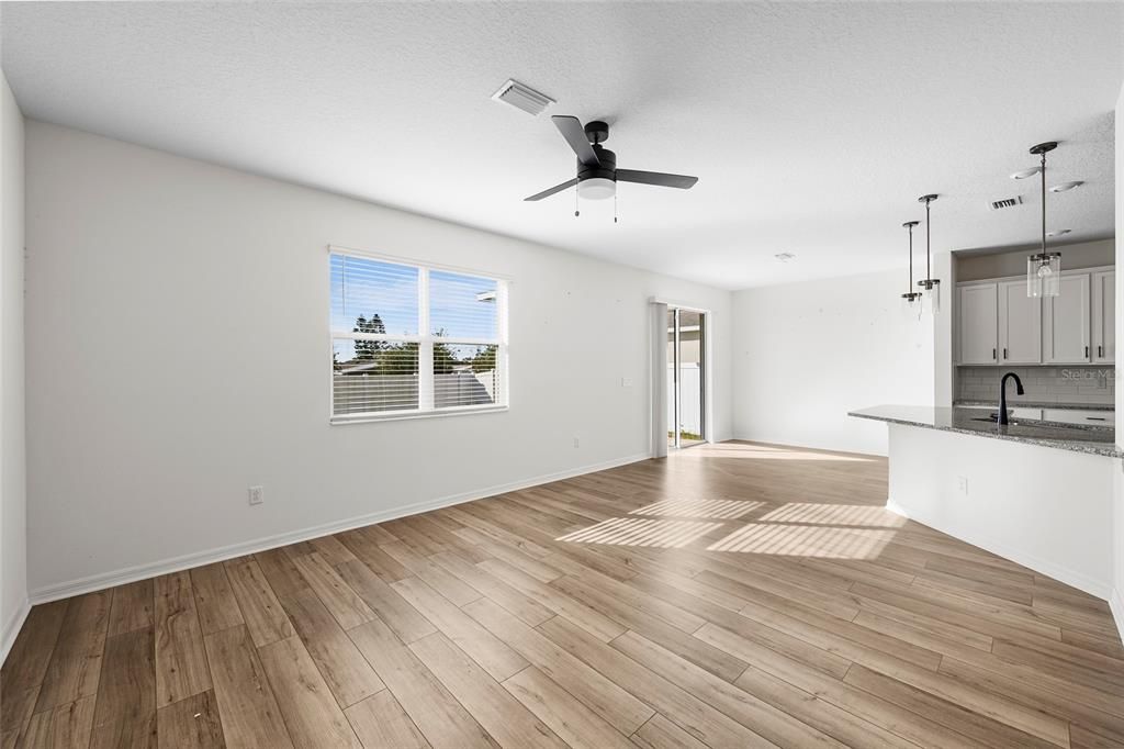 For Sale: $390,000 (5 beds, 3 baths, 2589 Square Feet)