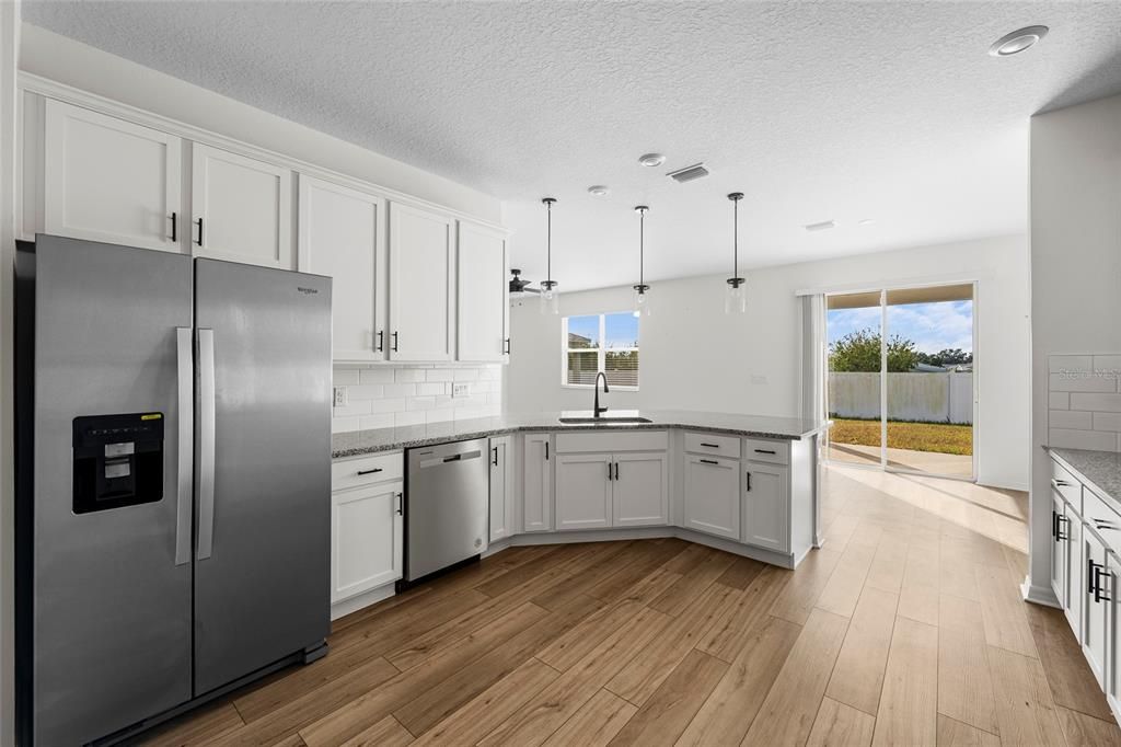 For Sale: $390,000 (5 beds, 3 baths, 2589 Square Feet)