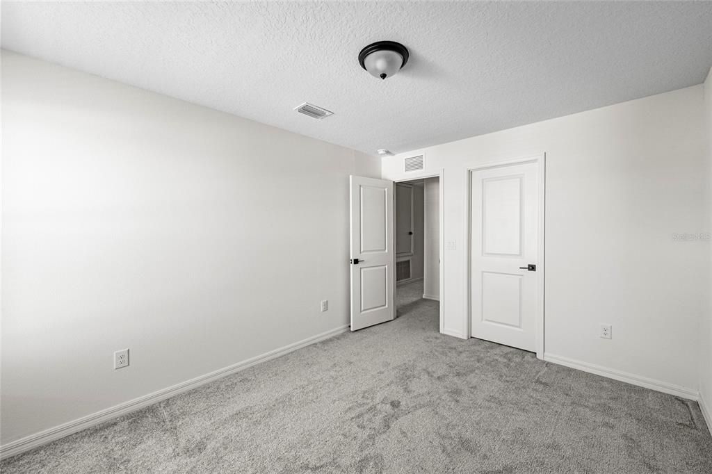 For Sale: $390,000 (5 beds, 3 baths, 2589 Square Feet)