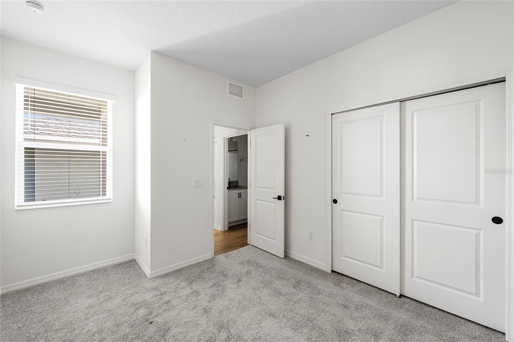 For Sale: $390,000 (5 beds, 3 baths, 2589 Square Feet)