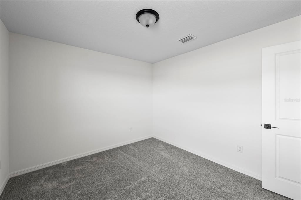 For Sale: $390,000 (5 beds, 3 baths, 2589 Square Feet)