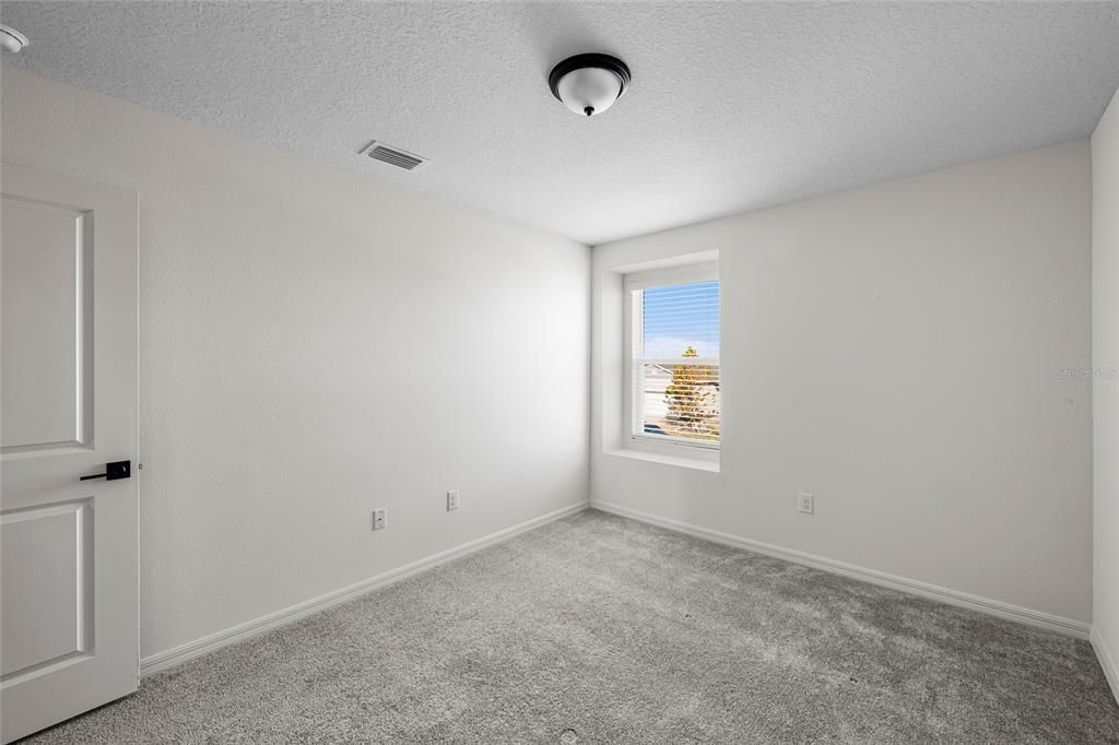 For Sale: $390,000 (5 beds, 3 baths, 2589 Square Feet)