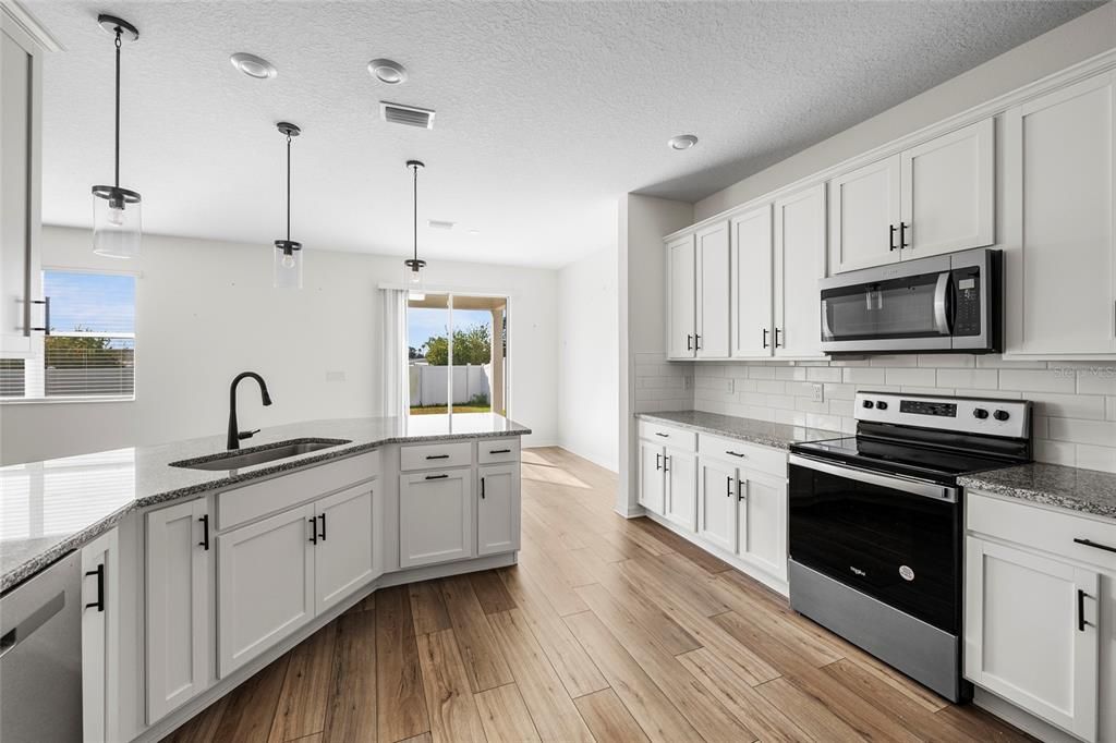 For Sale: $390,000 (5 beds, 3 baths, 2589 Square Feet)