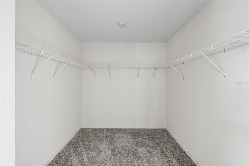 For Sale: $390,000 (5 beds, 3 baths, 2589 Square Feet)