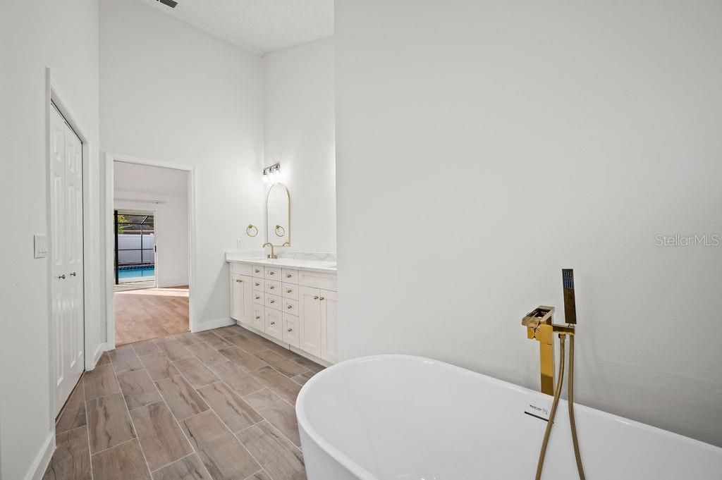 待售: $475,000 (4 贝兹, 2 浴室, 2156 平方英尺)