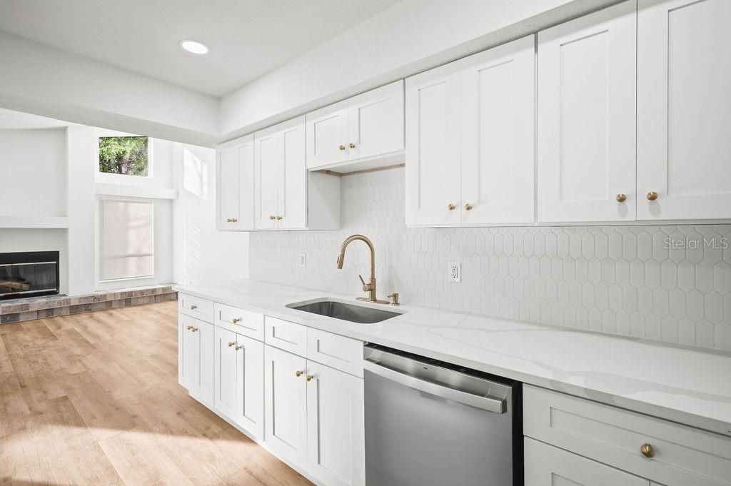 待售: $475,000 (4 贝兹, 2 浴室, 2156 平方英尺)