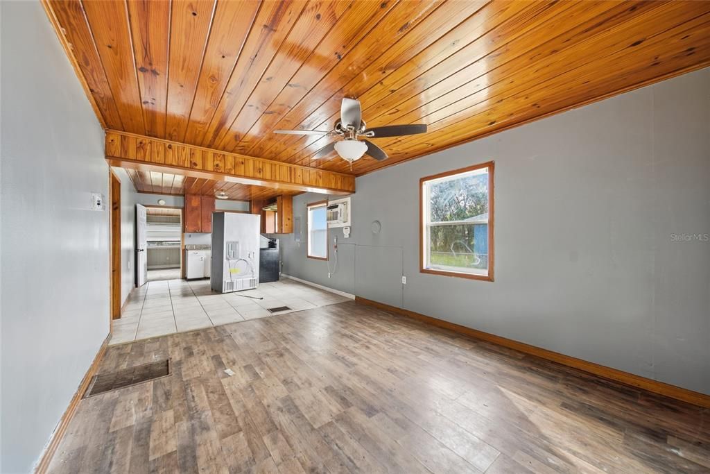 For Sale: $129,900 (3 beds, 2 baths, 1304 Square Feet)