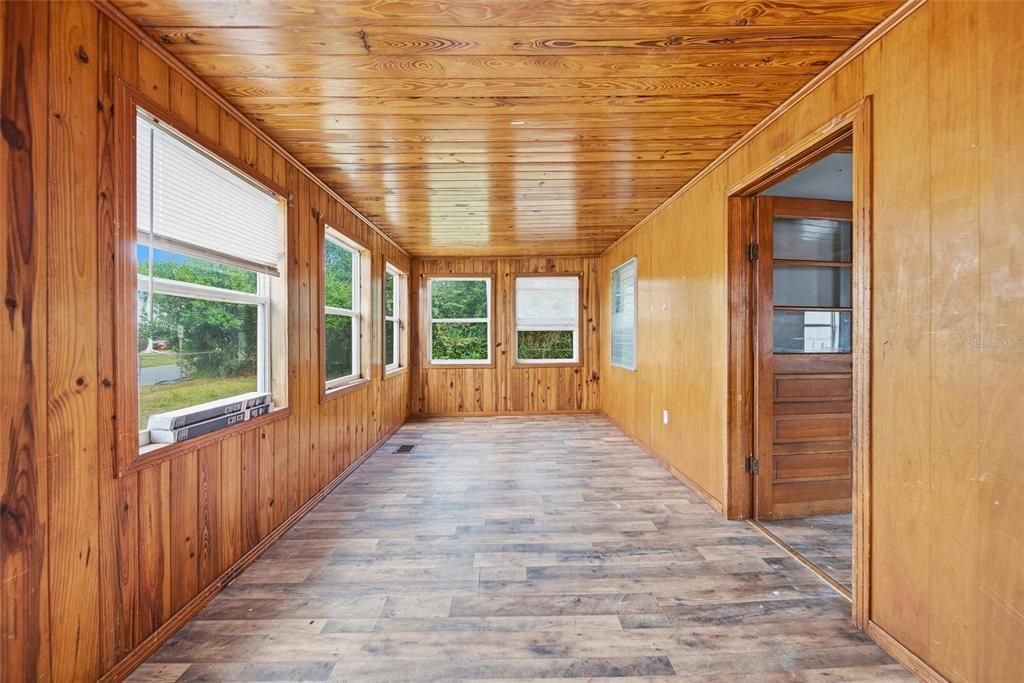 For Sale: $129,900 (3 beds, 2 baths, 1304 Square Feet)