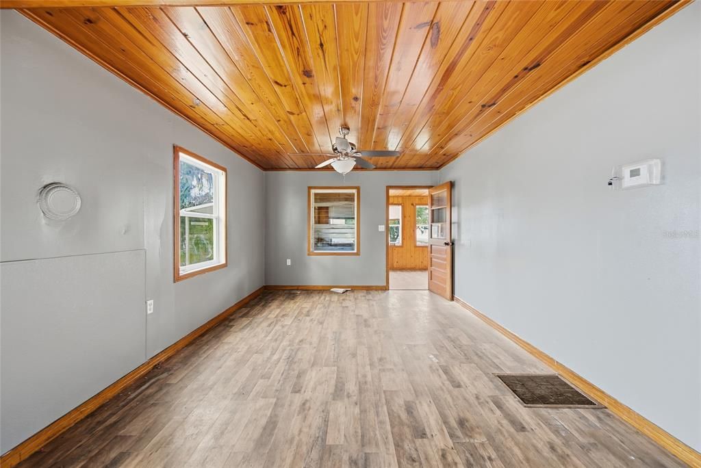 For Sale: $129,900 (3 beds, 2 baths, 1304 Square Feet)