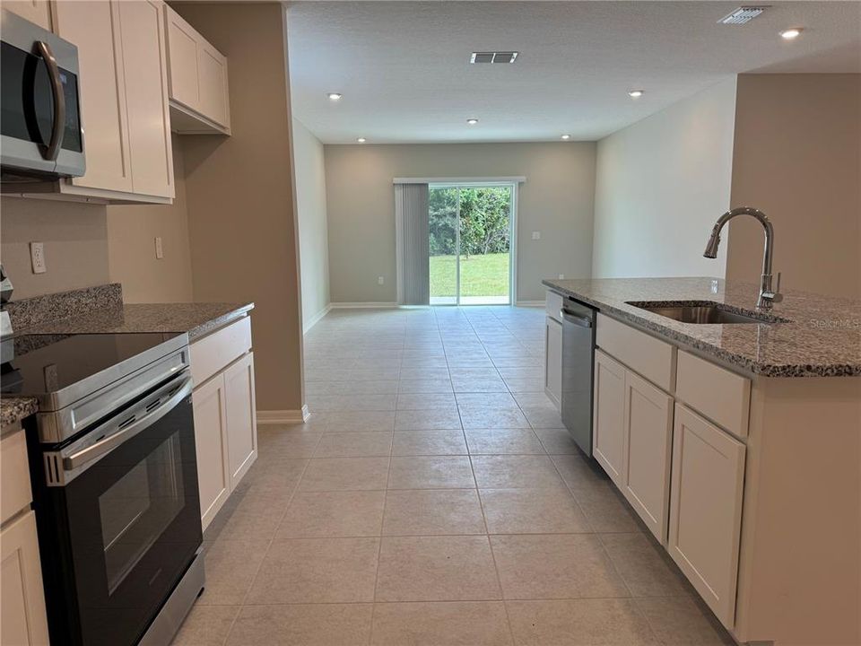 出租: $2,300 (4 贝兹, 2 浴室, 1876 平方英尺)