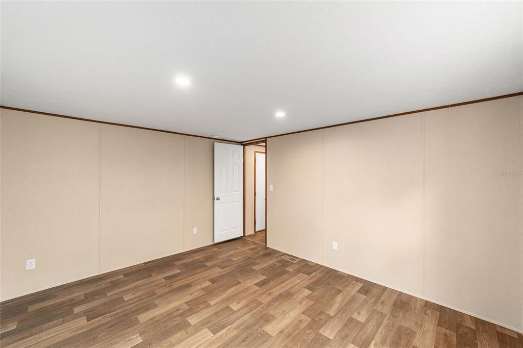 For Sale: $195,000 (2 beds, 2 baths, 820 Square Feet)