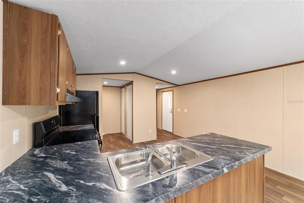 For Sale: $195,000 (2 beds, 2 baths, 820 Square Feet)