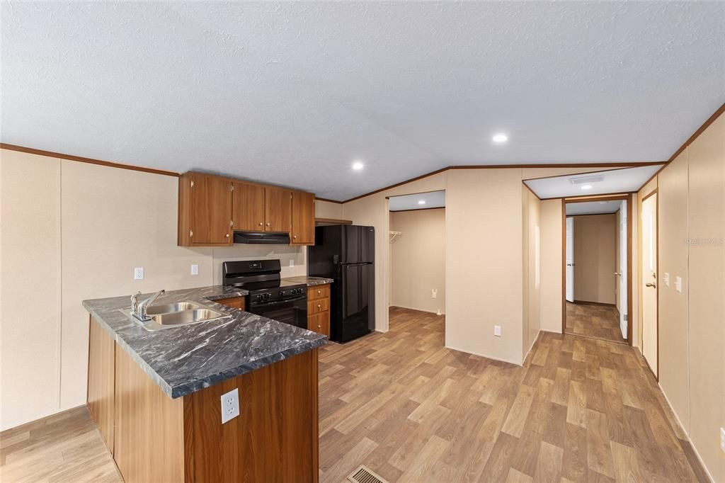 For Sale: $195,000 (2 beds, 2 baths, 820 Square Feet)